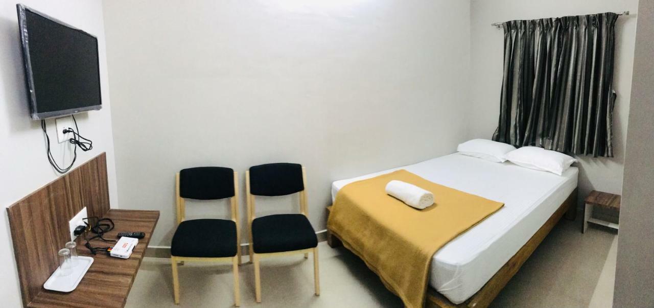 Sharada Residency Hotel Somvārpet Kültér fotó